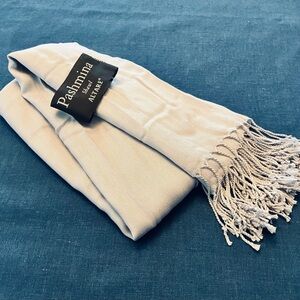 Pashmina Shawl Altare light silver 
60x180CM
